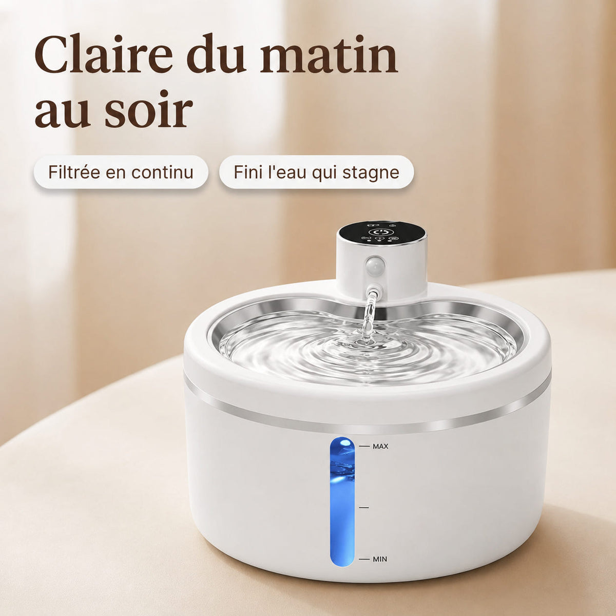 Fontaine à eau pour chat en fonctionnement, eau filtrée en circulation continue