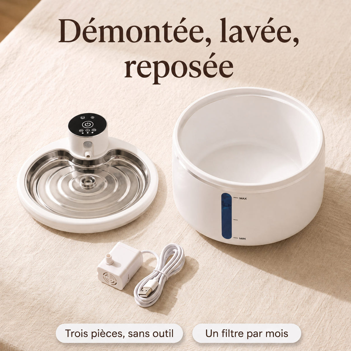 Fontaine à eau pour chat démontée en trois pièces avec sa pompe et son câble USB
