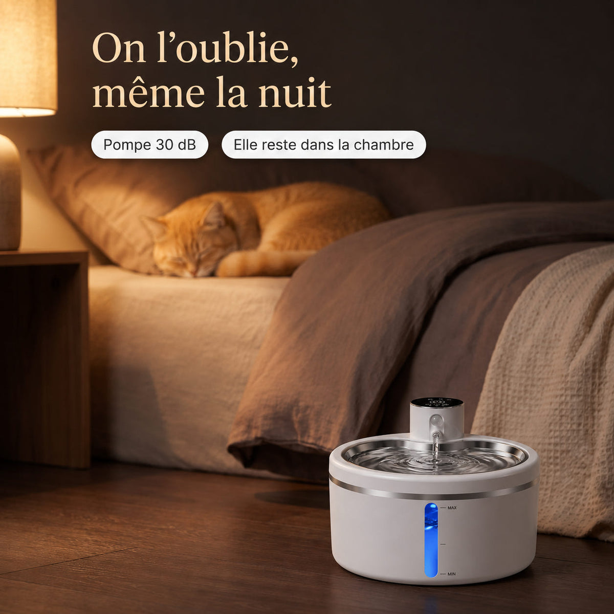 Fontaine à eau pour chat dans une chambre la nuit, chat endormi sur le lit