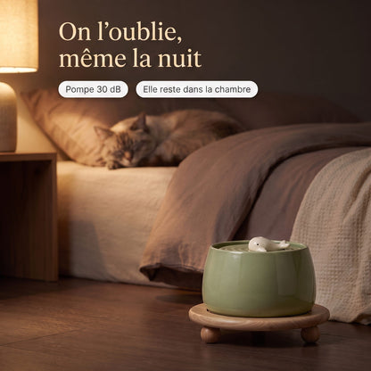 On l'oublie même la nuit : fontaine Le Socle silencieuse dans une chambre