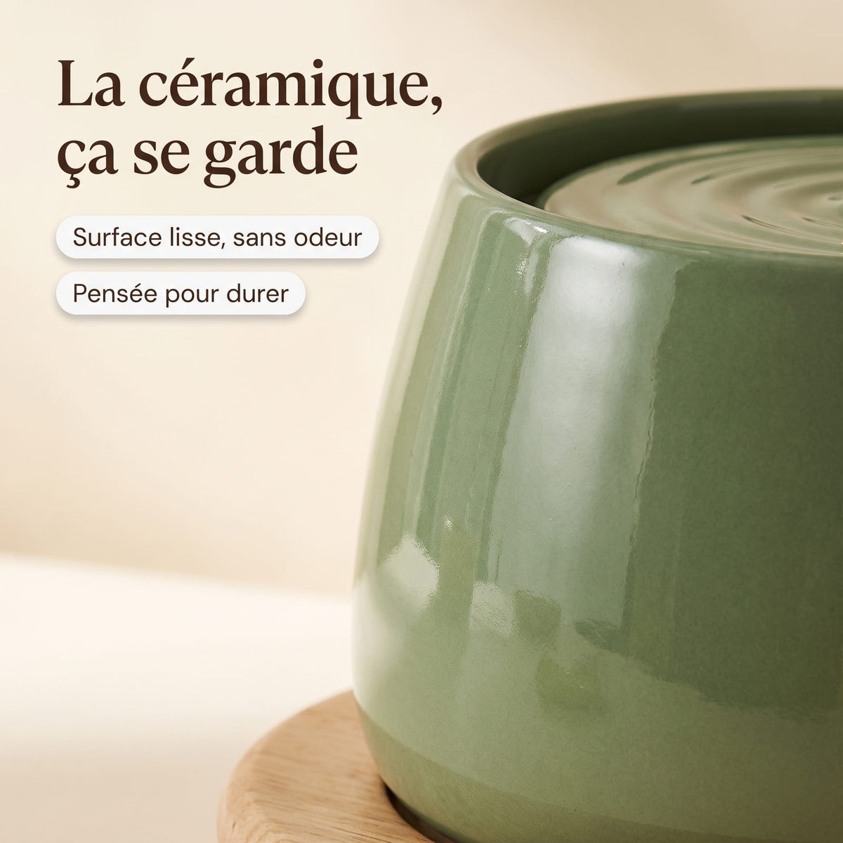 La céramique ça se garde : détail de la glaçure sauge de la fontaine Le Socle