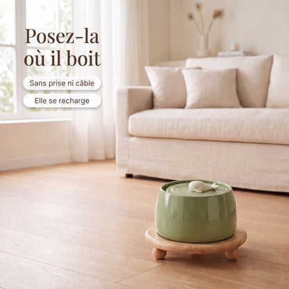 Posez-la où il boit : fontaine Le Socle sans prise ni câble dans un salon