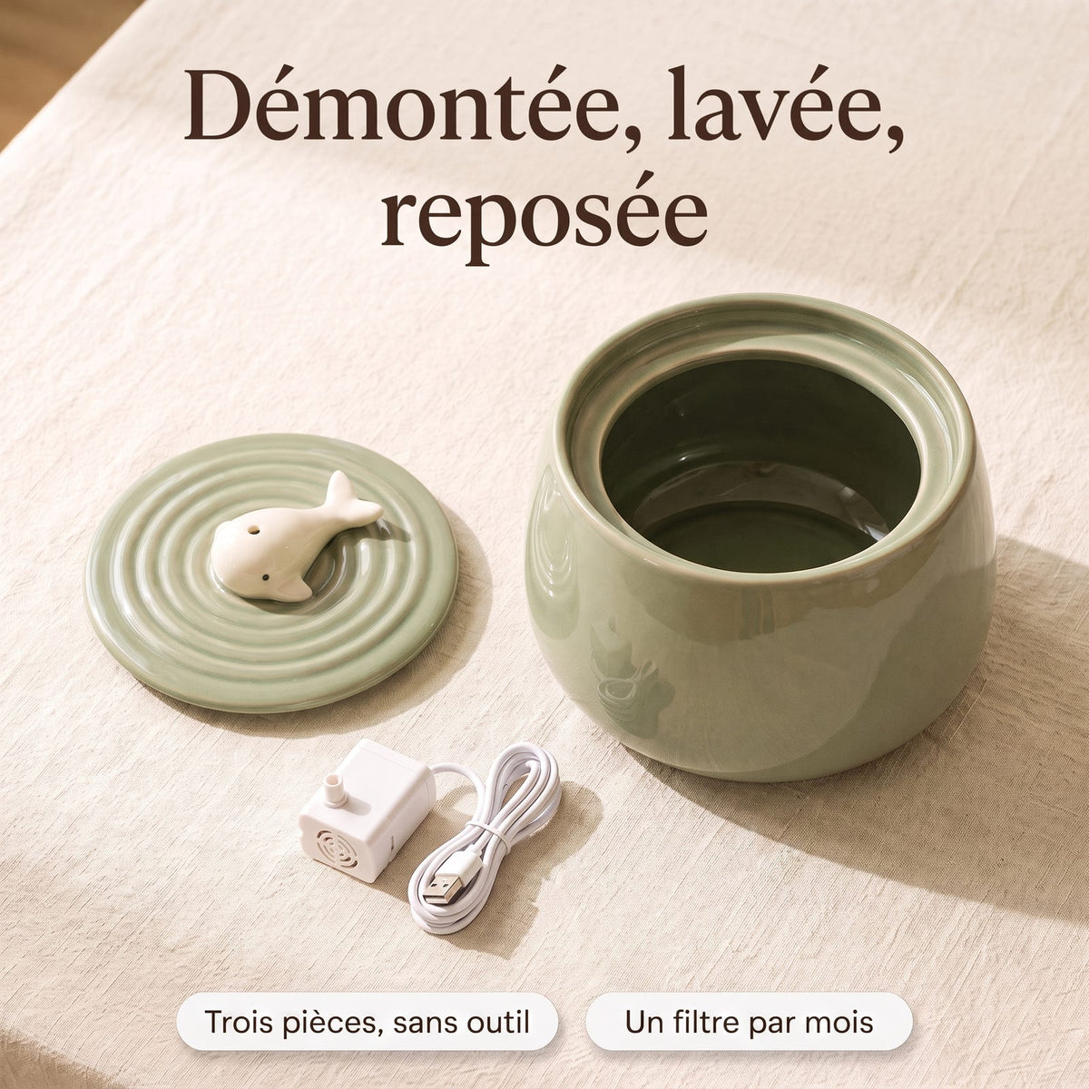 Démontée, lavée, reposée : fontaine Le Socle, pot ouvert, couvercle et pompe