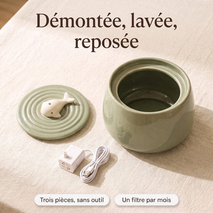 Démontée, lavée, reposée : fontaine Le Socle, pot ouvert, couvercle et pompe