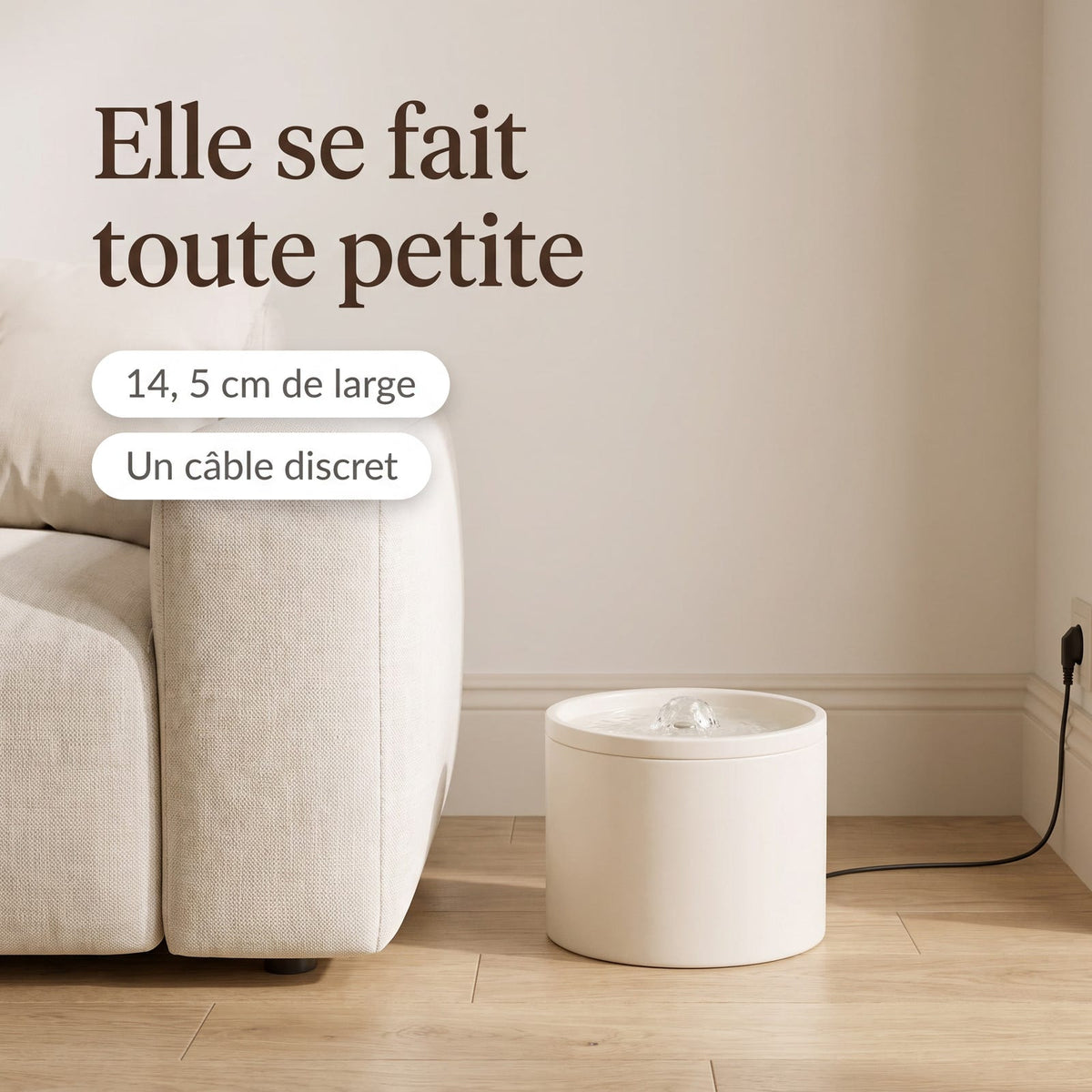 Elle se fait toute petite : fontaine La Ronde dans un salon, câble discret