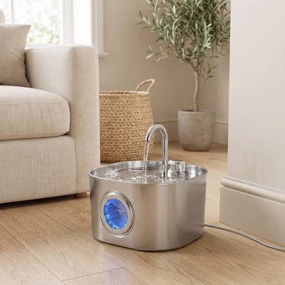 Fontaine inox posée dans un salon aux tons crème