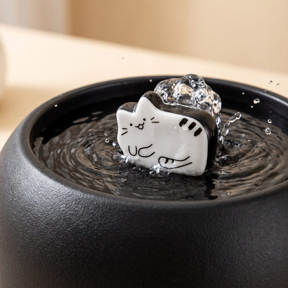 Gros plan sur la figurine chat et l'eau qui remonte