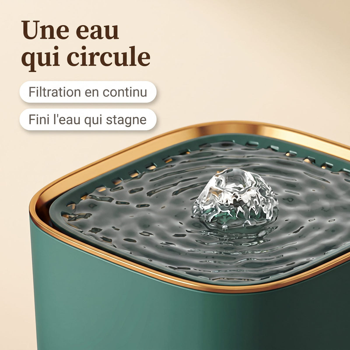 Gros plan sur l'écoulement d'eau de la fontaine pour chat et les ondes en surface