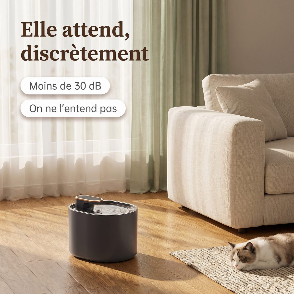 Fontaine à eau pour chat posée au sol dans un salon en tons crème et chêne