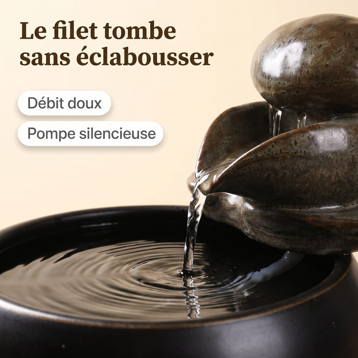 Gros plan sur la cascade d'eau de la fontaine en céramique pour chat