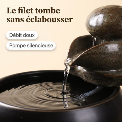 Gros plan sur la cascade d'eau de la fontaine en céramique pour chat