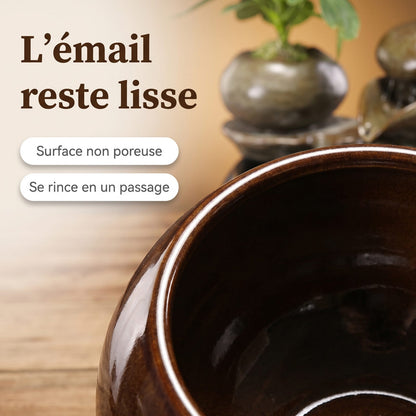 Gros plan sur l'émail lisse de la fontaine en céramique pour chat