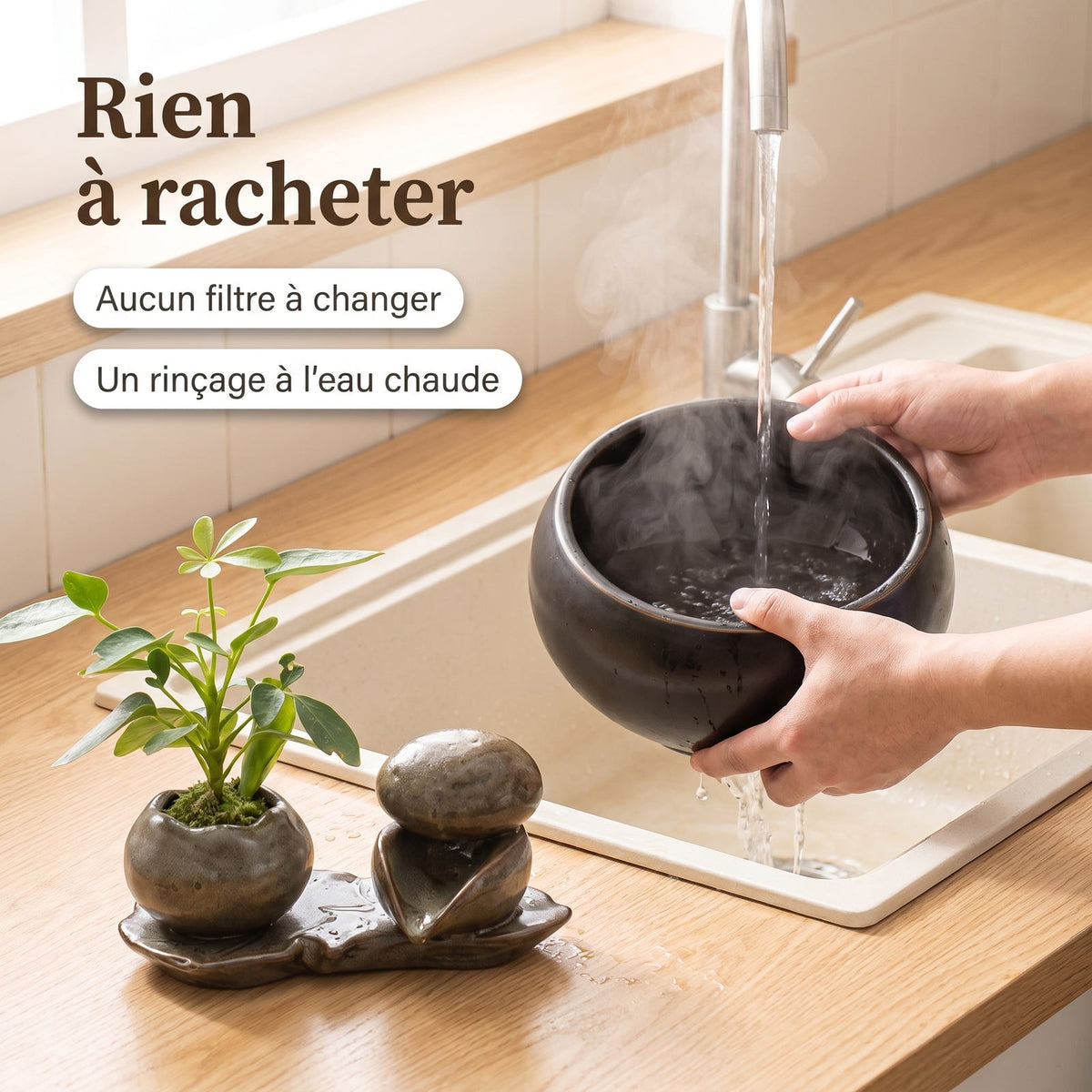 Rinçage du bassin en céramique de la fontaine sous l'eau chaude