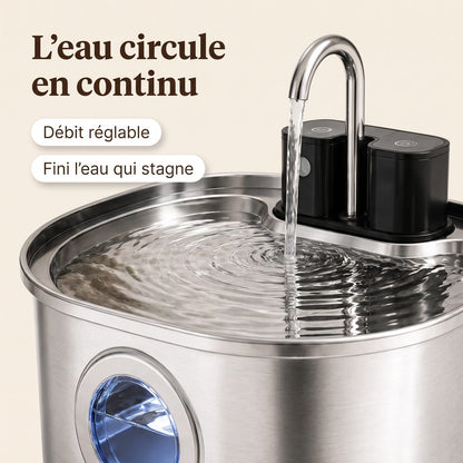 Gros plan sur l'écoulement d'eau de la fontaine en inox pour chat
