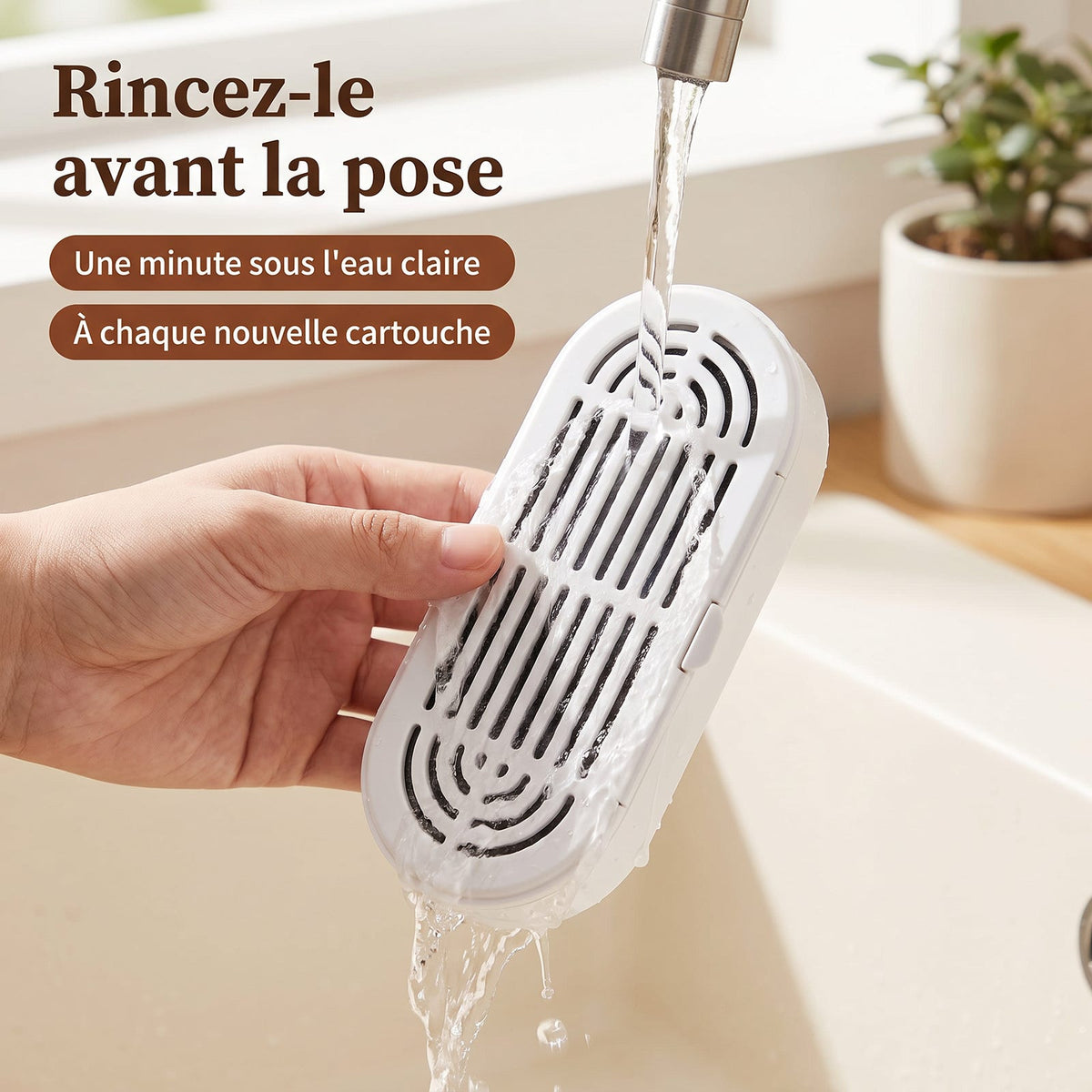 Rinçage d'une cartouche filtrante neuve sous l'eau claire avant la pose