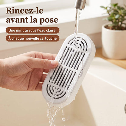 Rinçage d'une cartouche filtrante neuve sous l'eau claire avant la pose