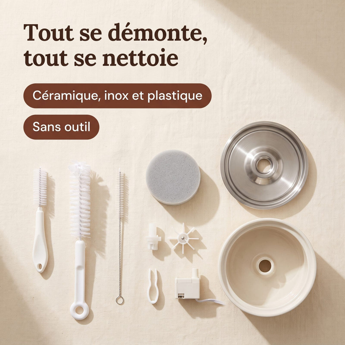 Fontaine à eau pour chat démontée et outils du kit de nettoyage