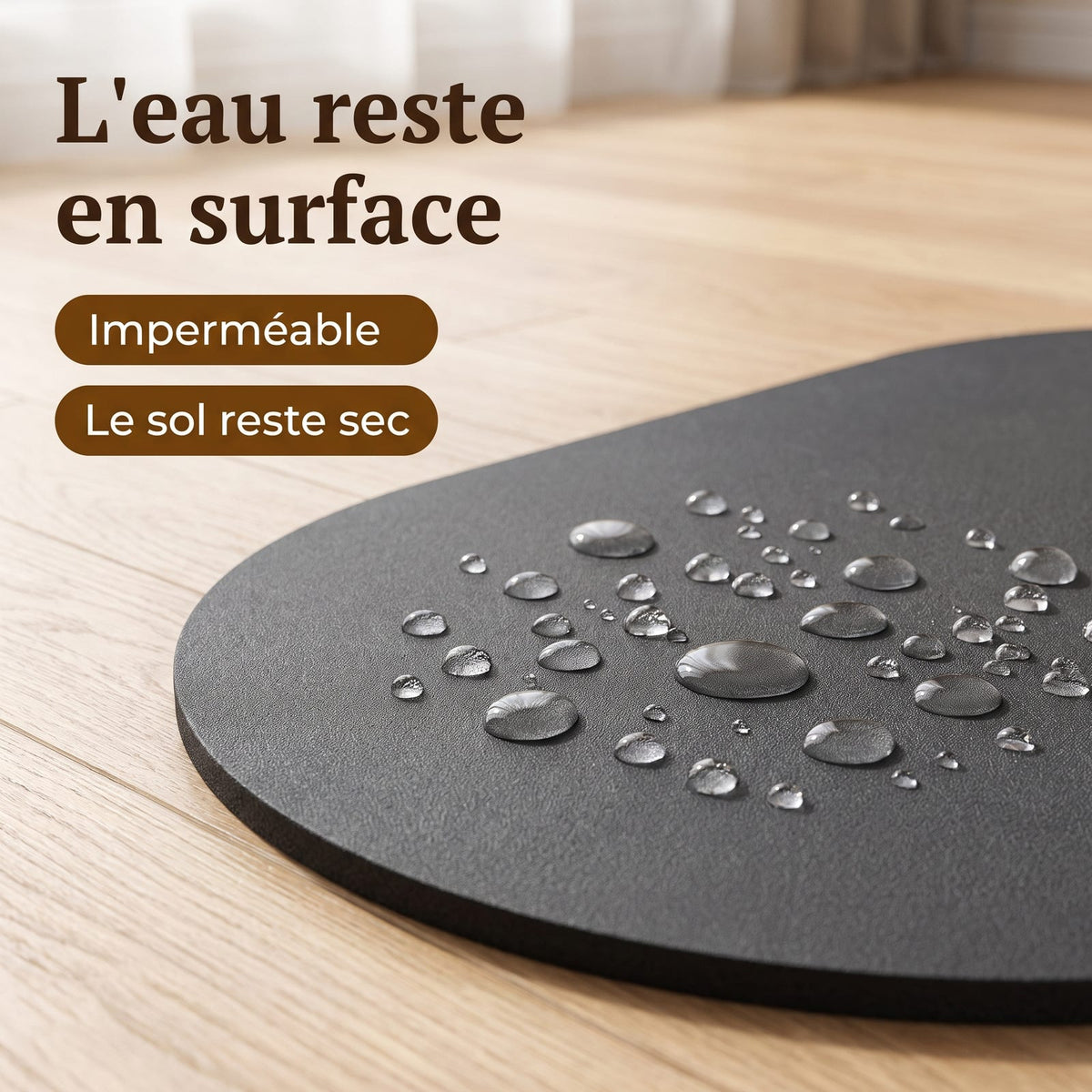 Gouttes d'eau perlant à la surface du tapis sans pénétrer, parquet sec autour
