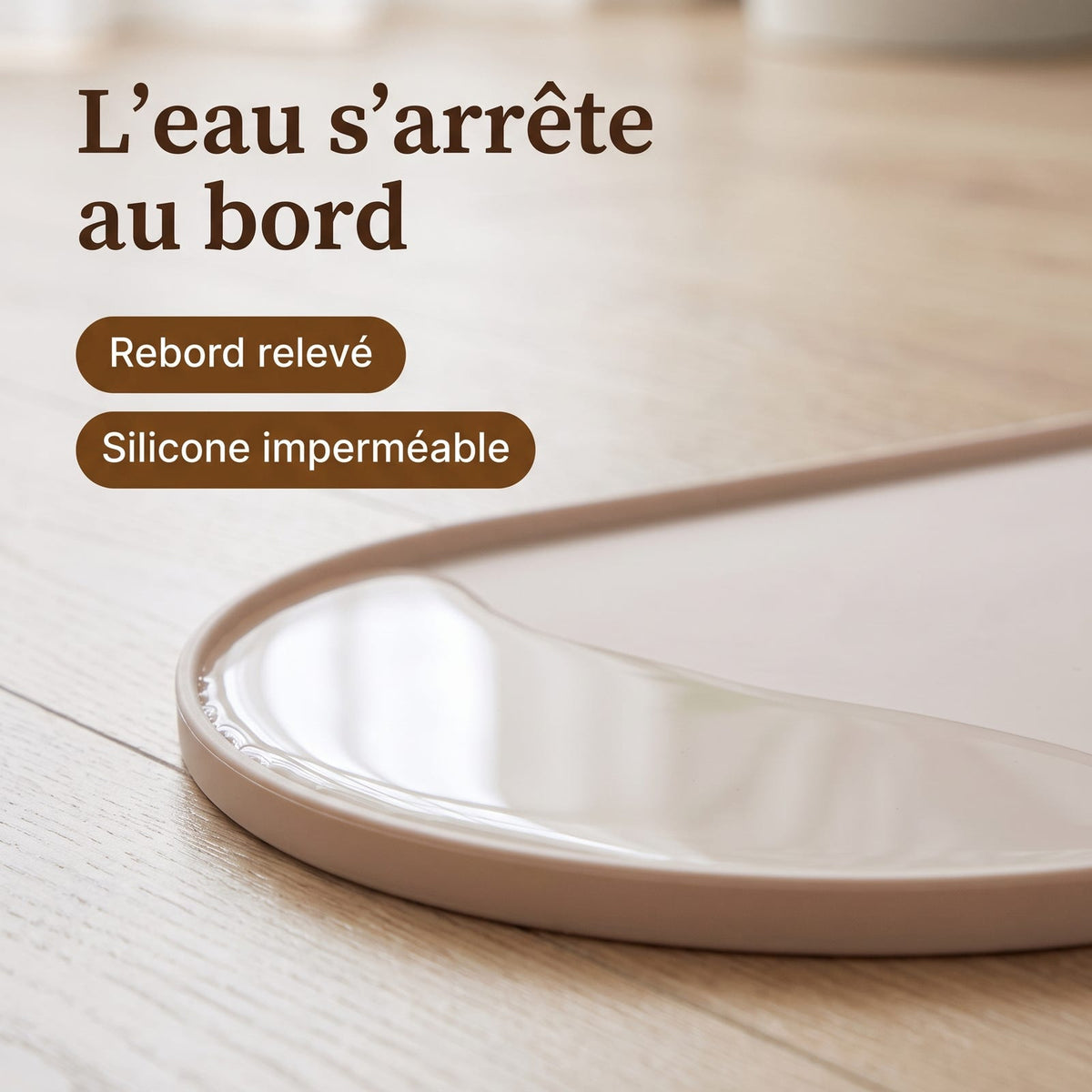 Eau retenue à l'intérieur du rebord relevé, parquet sec autour du tapis