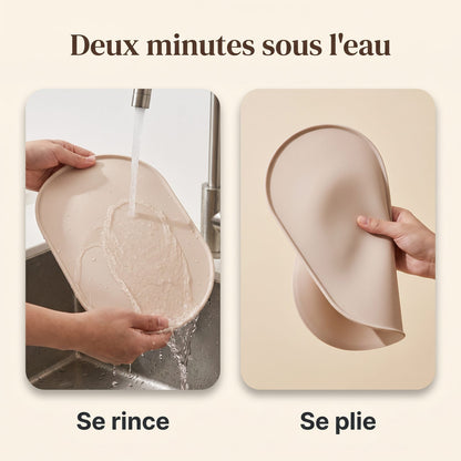 Rinçage du tapis en silicone sous l'eau courante et souplesse de la matière