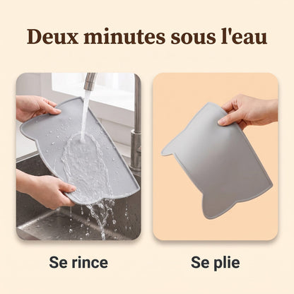 Rinçage du tapis en silicone gris et souplesse de la matière